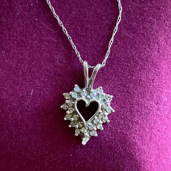 💛 Vintage 10k White Gold Diamond Heart Necklace - Picture 2 of 6